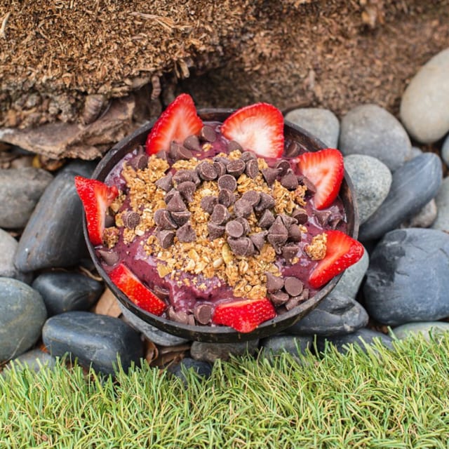 Chloe Crunch Acai Bowl (16 oz).