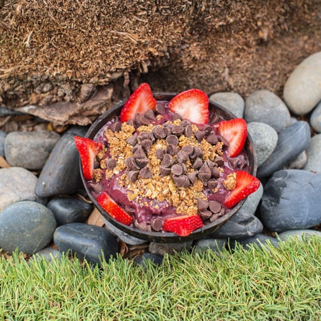 Chloe Crunch Acai Bowl (12 oz).