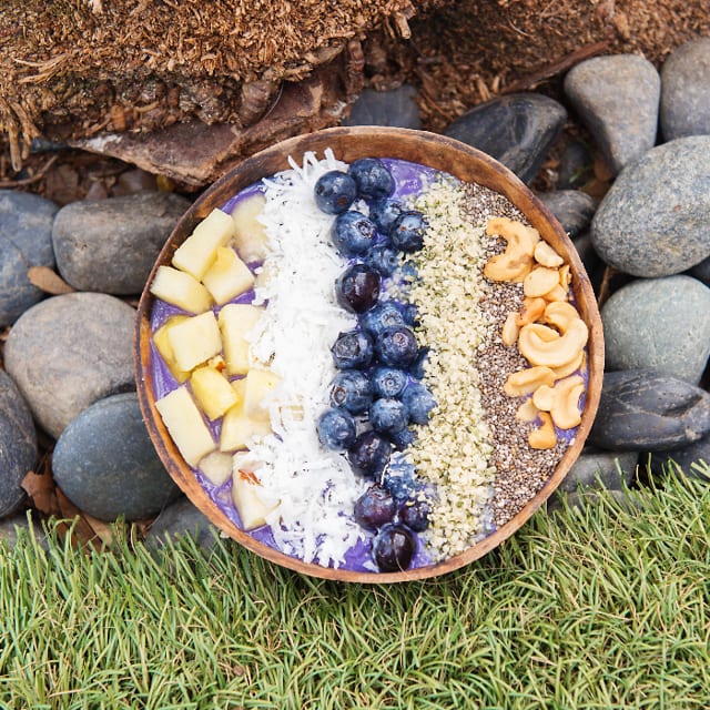 Berry Enticing Acai Bowl (16 oz).